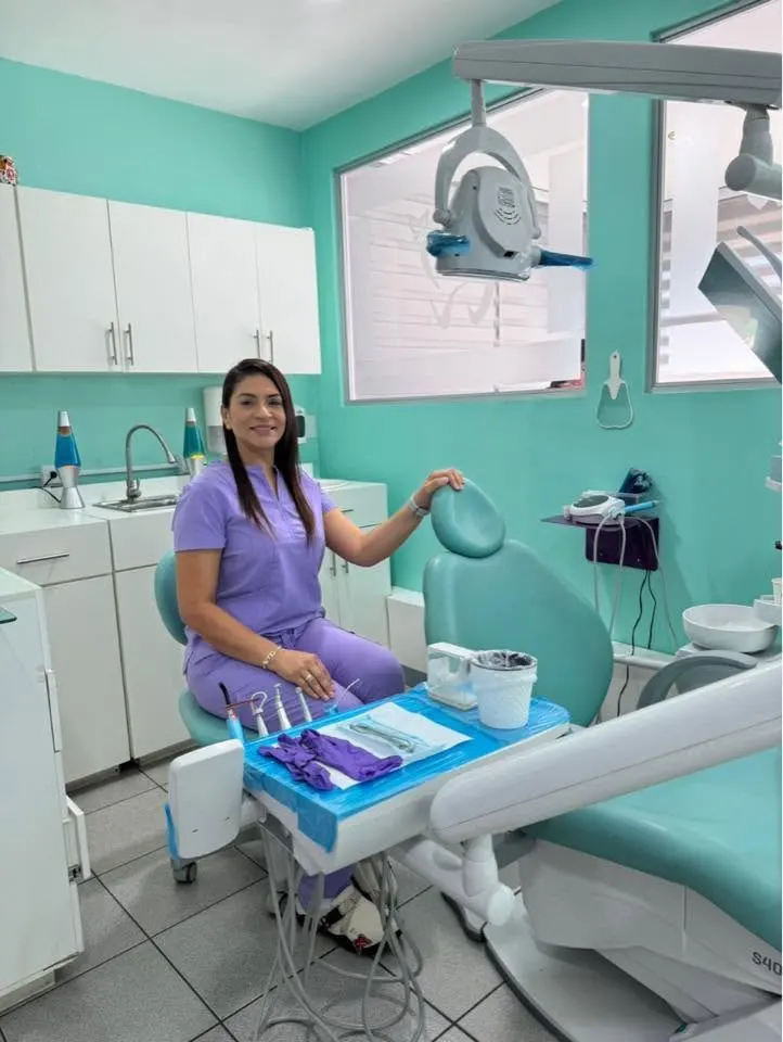 Dra. Maribel Padilla en el consultorio de MP Dental Clinic